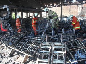 Foto-foto Terkini Kebakaran Bengkel Bus Damri Surabaya Foto-foto Terkini Kebakaran Bengkel Bus Damri Surabaya