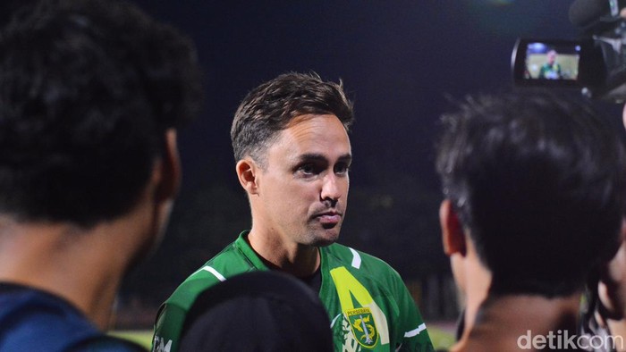 Pelatih Persebaya Paul Munster. Pelatih Persebaya Paul Munster.