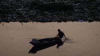 Jaring Penyekat Sampah di Sungai Citarum