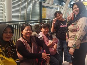 Warga Antusias Naik LRT Tarif Rp 1 Saat HUT DKI Hari Ini