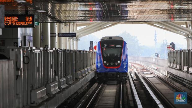 Penumpang menaiki LRT Jakarta saat melintas di area Rawamangun, Jakarta, Sabtu (22/6/2024). (CNBC Indonesia/Faisal Rahman)