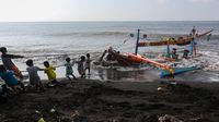 Potret Perahu Karam Terhantam Ombak di Banyuwangi