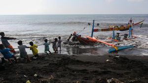 Potret Perahu Karam Terhantam Ombak di Banyuwangi