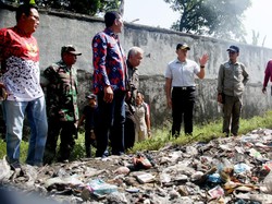Pemkab Cirebon  Bersama Pandawara Bersihkan Pantai Baro