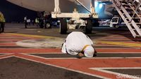 Potret Sujud Syukur Jemaah Haji Kloter Pertama Tiba di Juanda