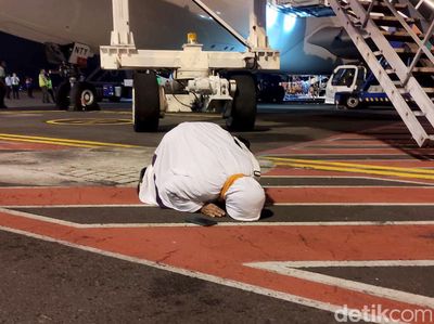 Potret Sujud Syukur Jemaah Haji Kloter Pertama Tiba di Juanda