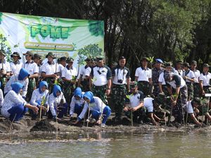 Ratusan Mangrove Ditanam Dorong Pelestarian Pesisir Banyuwangi Ratusan Mangrove Ditanam Dorong Pelestarian Pesisir Banyuwangi