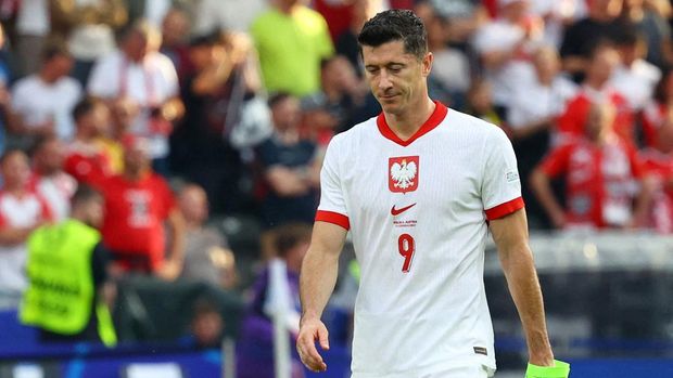 Soccer Football - Euro 2024 - Group D - Poland v Austria - Berlin Olympiastadion, Berlin, Germany - June 21, 2024 Poland's Robert Lewandowski looks dejected after the match REUTERS/Fabrizio Bensch     TPX IMAGES OF THE DAY