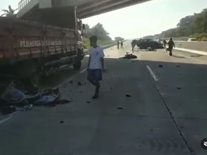 Warga Sebut Truk Tertabrak Pajero di Tol Semarang-Batang Sudah Parkir 2 Hari Warga Sebut Truk Tertabrak Pajero di Tol Semarang-Batang Sudah Parkir 2 Hari