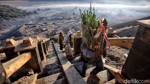 Potret Ritual Yadnya Kasada Suku Tengger