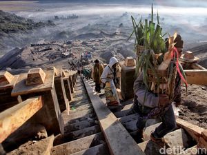 Potret Ritual Yadnya Kasada Suku Tengger