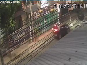 Viral Penyapu Jalan Terpental Diseruduk Mobil di Pasar Atas Cimahi Viral Penyapu Jalan Terpental Diseruduk Mobil di Pasar Atas Cimahi