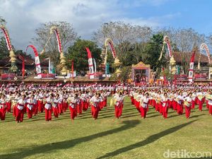 Tari Pendet Massal Meriahkan HUT Kota Amlapura ke-384