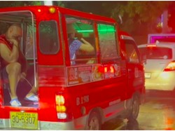 Iyuuh... Turis Keluarkan Kelamin Lalu Kencing Sambil Duduk di Tuk-Tuk