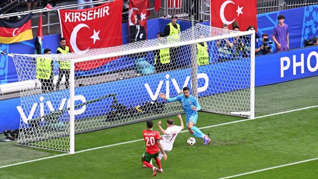 Soccer Football - Euro 2024 - Group F - Turkey v Portugal - Dortmund BVB Stadion, Dortmund, Germany - June 22, 2024 Portugal's Joao Cancelo and Diogo Costa in action with Turkey's Kerem Akturkoglu REUTERS/Carmen Jaspersen