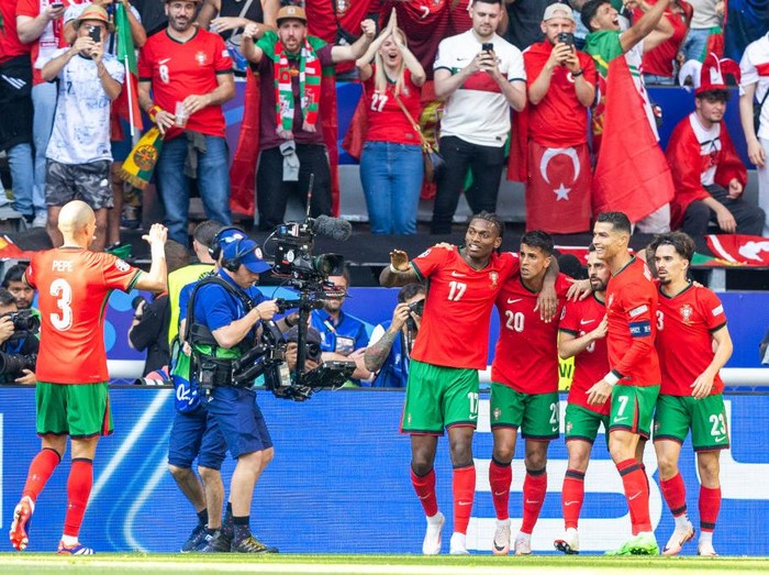 Pepe, Rafael Leao, Joao Cancelo, Bernardo Silva, Cristiano Ronaldo, Vitinha are playing during the UEFA Euro 2024 Group F match between Turkiye v Portugal, at the  BVB Stadion Dortmund in Dortmund, Germany, on June 22, 2024. (Photo by Andrzej Iwanczuk/NurPhoto via Getty Images)