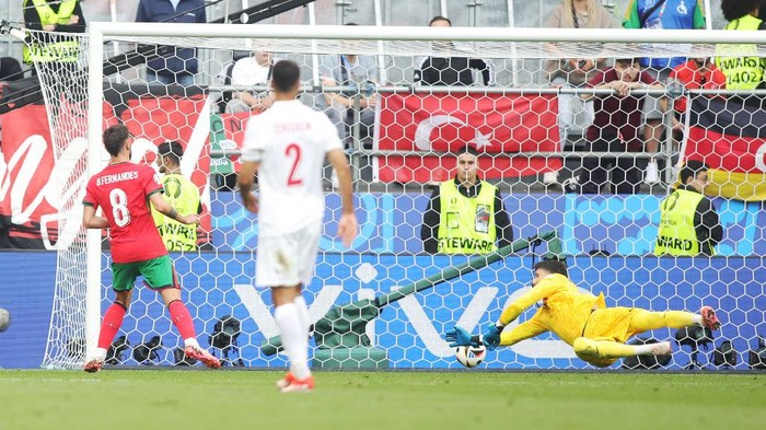 DORTMUND, GERMANY - JUNE 22: Bruno Fernandes of Portugal scores his teams third goal during the UEFA EURO 2024 group stage match between Turkiye and Portugal at Football Stadium Dortmund on June 22, 2024 in Dortmund, Germany.(Photo by Jan Fromme - firo sportphoto/Getty Images)