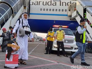450 Jemaah Haji Makassar Tiba di Bandara Hasanuddin, Dibawa ke Asrama Sudiang 450 Jemaah Haji Makassar Tiba di Bandara Hasanuddin, Dibawa ke Asrama Sudiang