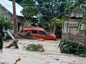 120 KK Terdampak Banjir Bandang di Parimo, Jembatan Penghubung Desa Putus 120 KK Terdampak Banjir Bandang di Parimo, Jembatan Penghubung Desa Putus