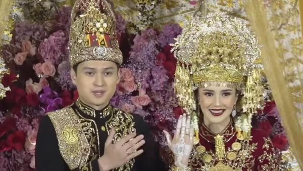 Beby Tsabina Terima Maskawin Logam Mulia 121 Mayam dari Rizki Natakusumah