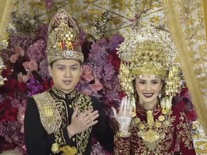 Beby Tsabina Terima Maskawin Logam Mulia 121 Mayam dari Rizki Natakusumah Beby Tsabina Terima Maskawin Logam Mulia 121 Mayam dari Rizki Natakusumah