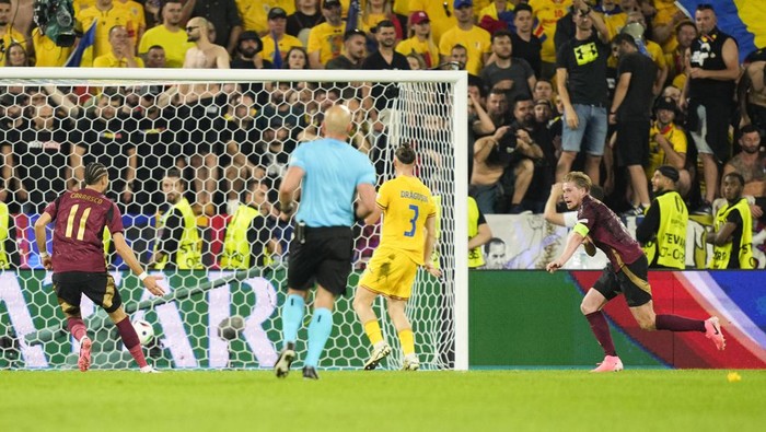 Belgiums Kevin De Bruyne, right, celebrates scoring his sides 2nd goal during a Group E match between Belgium and Romania at the Euro 2024 soccer tournament in Cologne, Germany, Saturday, June 22, 2024. (AP Photo/Andreea Alexandru)