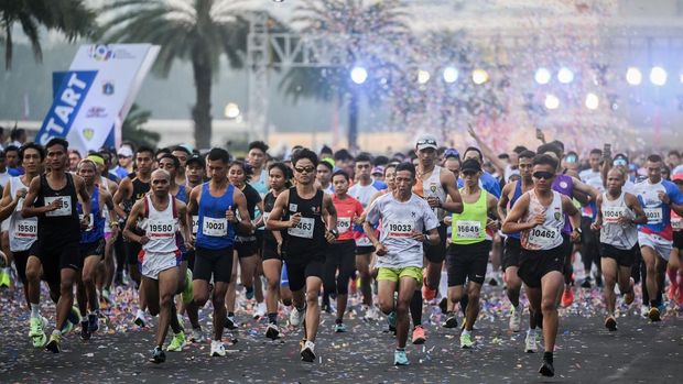 Peserta berlari saat mengikuti BTN Jakarta International Marathon 2024 di kawasan Monas, Jakarta, Minggu (23/6/2024). Kegiatan lari maraton tersebut diikuti oleh sekitar 15.000 pelari yang terbagi dalam tiga kategori, yaitu 1.000 orang untuk marathon 42K, 4.000 orang untuk half marathon 21K, dan sekitar 10.300 orang untuk lari 10K. ANTARA FOTO/Rivan Awal Lingga