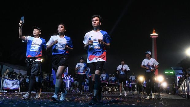 Peserta berlari saat mengikuti BTN Jakarta International Marathon 2024 di kawasan Monas, Jakarta, Minggu (23/6/2024). Kegiatan lari maraton tersebut diikuti oleh sekitar 15.000 pelari yang terbagi dalam tiga kategori, yaitu 1.000 orang untuk marathon 42K, 4.000 orang untuk half marathon 21K, dan sekitar 10.300 orang untuk lari 10K. ANTARA FOTO/Rivan Awal Lingga