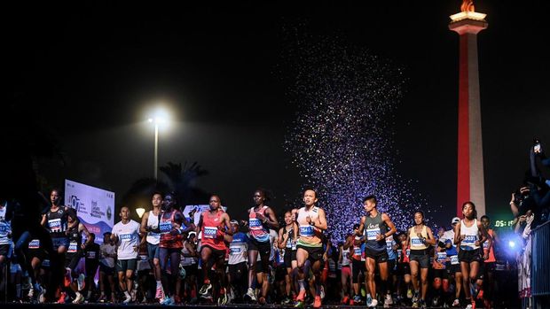 Peserta berlari saat mengikuti BTN Jakarta International Marathon 2024 di kawasan Monas, Jakarta, Minggu (23/6/2024). Kegiatan lari maraton tersebut diikuti oleh sekitar 15.000 pelari yang terbagi dalam tiga kategori, yaitu 1.000 orang untuk marathon 42K, 4.000 orang untuk half marathon 21K, dan sekitar 10.300 orang untuk lari 10K. ANTARA FOTO/Rivan Awal Lingga