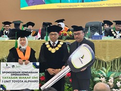 Bank Sulselbar Syariah Serahkan Alphard ke Ketua Yayasan Wakaf UMI