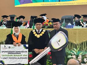 Bank Sulselbar Syariah Serahkan Alphard ke Ketua Yayasan Wakaf UMI Bank Sulselbar Syariah Serahkan Alphard ke Ketua Yayasan Wakaf UMI