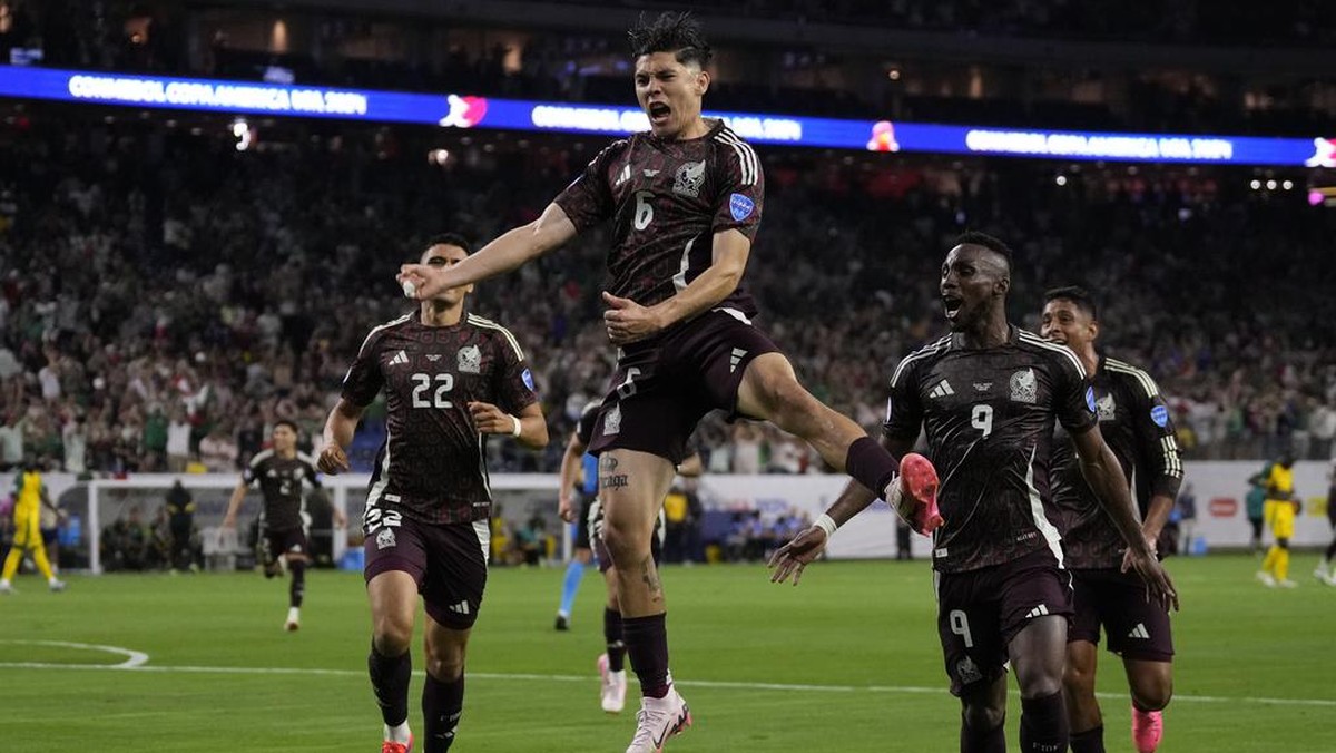 Pemain Meksiko Gerardo Arteaga merayakan golnya di Copa America 2024. Foto: AP/David J. Phillip