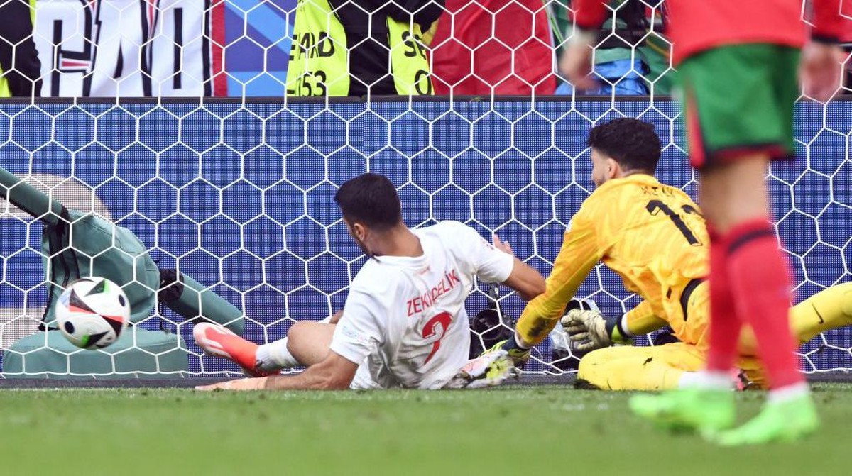 Gol bunuh diri Turki saat melawan Portugal di Euro 2024. Foto: ANP via Getty Images/ANP