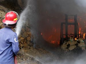 Gudang Pakan Ternak di Sidoarjo Kebakaran