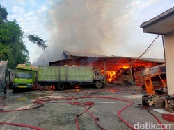 Gudang Penyimpanan Pakan Ternak di Sidoarjo Terbakar