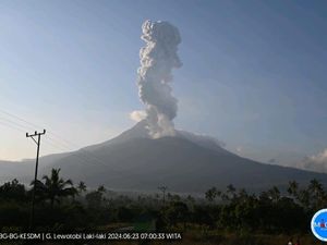 Gunung Lewotobi Laki-laki Meletus Lagi, Pesawat Wings Air Gagal Berangkat