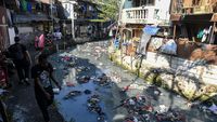 Hii..Jorok! Sungai CIliwung Kecil Dipenuhi Sampah