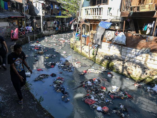 Hii..Jorok! Sungai CIliwung Kecil Dipenuhi Sampah