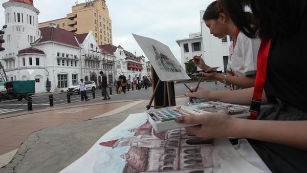 Intip Keseruan Menggambar Sketsa di Kota Lama Surabaya