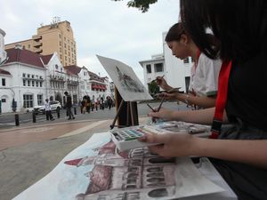 Intip Keseruan Menggambar Sketsa di Kota Lama Surabaya