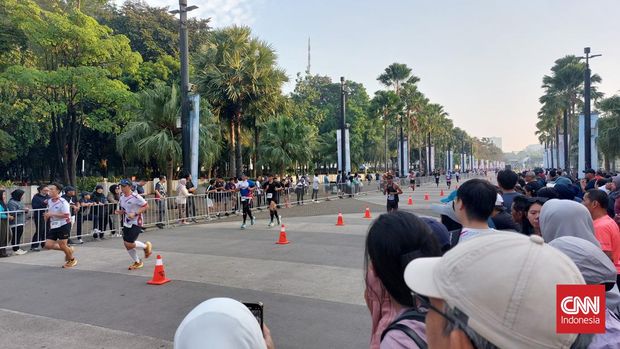 Suasana jalanan Jakarta cukup lengang seiring dengan penyelenggaraan BTN Jakarta International Marathon (JAKIM) 2024 nan berjalan pada Minggu (23/6) pagi.