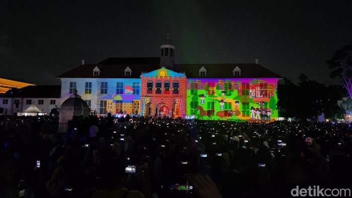 Jakarta Light Festival digelar malam ini di tempat Kota Tua, Jakarta. Warga pun terlihat bergairah melihat pertunjukan video mapping (Adrial/detikcom) Jakarta Light Festival digelar malam ini di tempat Kota Tua, Jakarta. Warga pun terlihat bergairah melihat pertunjukan video mapping (Adrial/detikcom)