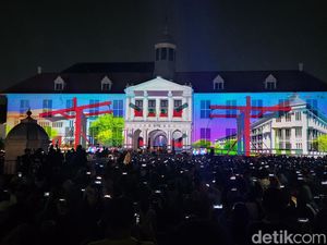 Warga Padati Kota Tua Jakarta Saksikan Video Mapping Jakarta Light Festival