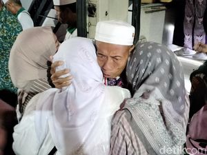 Kepulangan Jemaah Haji Bojonegoro Kloter 1 Disambut Haru-Suka Cita Keluarga Kepulangan Jemaah Haji Bojonegoro Kloter 1 Disambut Haru-Suka Cita Keluarga