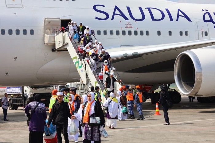 Jemaah Haji Tiba di Bandara SMB II Palembang Sebanyak 450 jemaah haji debarkasi Palembang kloter pertama tiba di Bandara Sultan Mahmud Badaruddin (SMB) II Palembang, Minggu (23/6/2024). Mereka tiba dengan senyum bahagia.