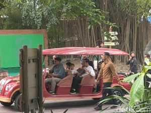 Jokowi Ajak Jan Ethes dan La Lembah Manah Jalan-jalan ke Solo Safari Jokowi Ajak Jan Ethes dan La Lembah Manah Jalan-jalan ke Solo Safari