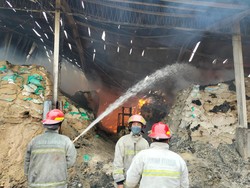 Sudah 12 Jam, Kebakaran Gudang Penyimpanan Pakan Ternak Sidoarjo Belum Padam