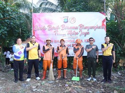 Kapolres Jaksel Ikut Bersih-bersih Bersama Bhayangkara di Mampang