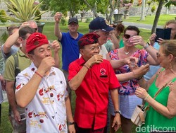 Koster Ajak Turis Asing di Taman Ujung Karangasem Coba Arak Bali