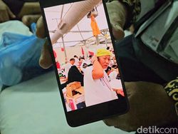 Momen Jemaah Haji RI Payungan dalam Tenda gara-gara AC Mati